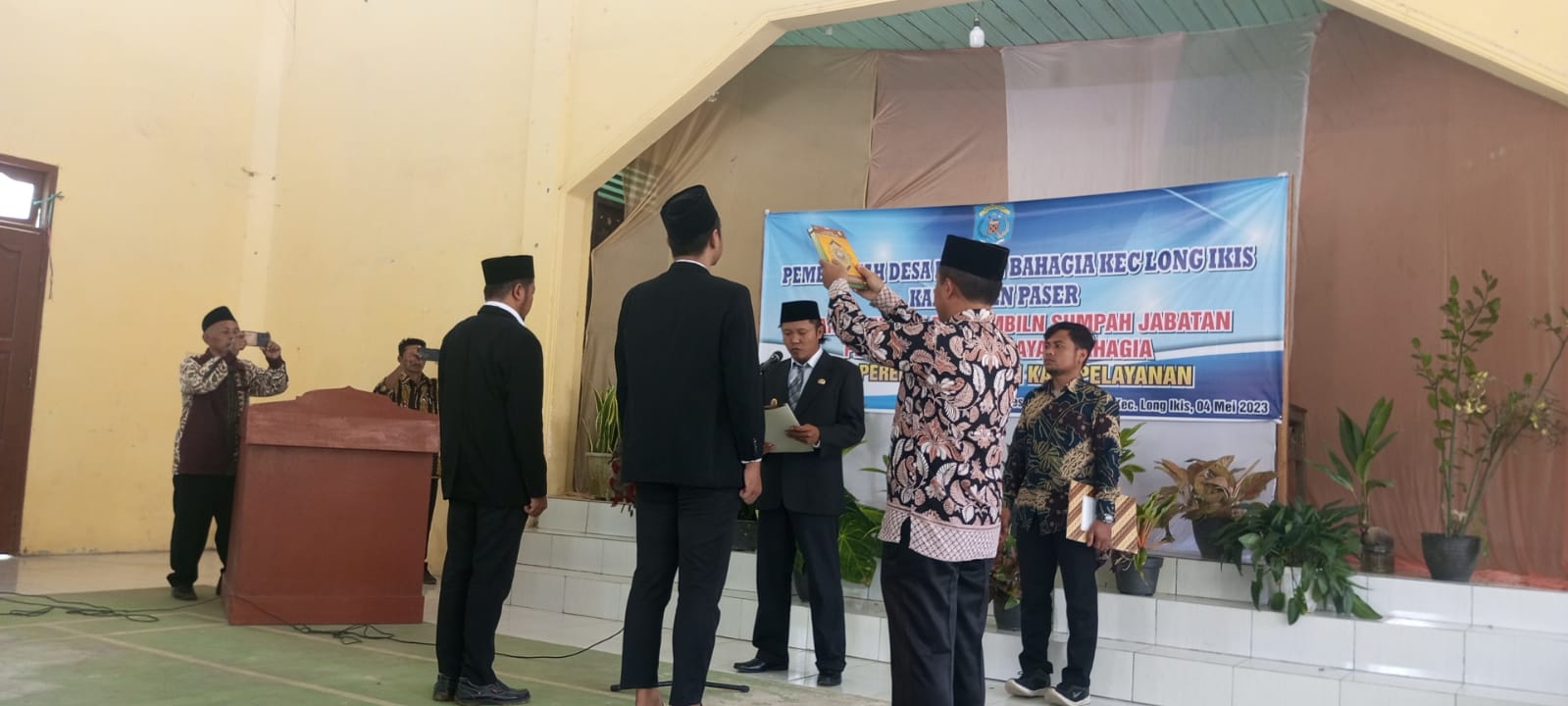 PMD Long Ikis Hadiri Pelantikan Perangkat Desa Krayan Bahagia, Drs. Mika Happy : Setelah Dilantik Harus Segera Adaptasi.